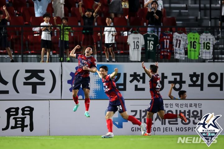 [서울=뉴시스]김천은 10일 김천종합운동장에서 열린 부산과의 하나원큐 K리그2 2023 20라운드에서 후반 추가시간에 터진 조영욱의 결승골에 힘입어 2-1로 승리했다. (사진 = 프로축구연맹 제공)