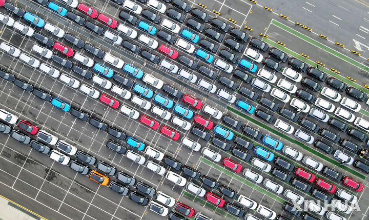 [상하이=AP/뉴시스]중국 상하이 하이통 국제 자동차 터미널에서 수출 운송을 위해 대기하는 자동차들. 중국 정부의 대규모 수출 지원으로 전 세계 제조업이 큰 타격을 받고 있다. 2025.4.8. 