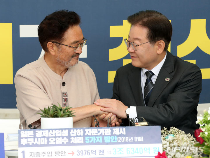 [서울=뉴시스] 고범준 기자 = 이재명 더불어민주당 대표가 10일 오전 서울 여의도 국회 본청 앞에서 후쿠시마 오염수 방류 저지를 위한 단식농성장을 방문해 단식중인 우원식 더불어민주당 의원과 대화를 하고 있다. 2023.07.10. bjko@newsis.com