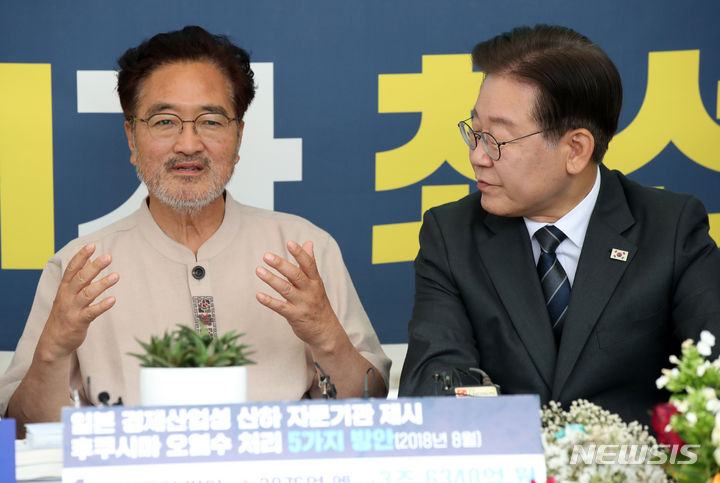 [서울=뉴시스] 고범준 기자 = 이재명 더불어민주당 대표가 10일 오전 서울 여의도 국회 본청 앞에서 후쿠시마 오염수 방류 저지를 위한 단식농성장을 방문해 단식중인 우원식 더불어민주당 의원과 대화를 하고 있다. 2023.07.10. bjko@newsis.com