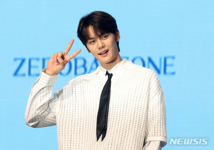 [서울=뉴시스] 김선웅 기자 = 보이그룹 제로베이스원 김규빈이 10일 서울 광진구 예스24라이브홀에서 열린 첫 번째 미니앨범 쇼케이스에서 포토타임을 갖고 있다. 2023.07.10. mangusta@newsis.com
