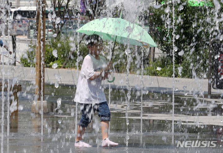 [서울=뉴시스] 조성봉 기자= 무더위가 계속되는 10일 오후 서울 종로구 광화문 광장 분수대에서 어린이가 물놀이를 하며 더위를 식히고 있다. 2023.07.10. suncho21@newsis.com