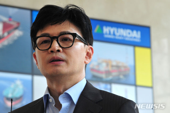 [영암=뉴시스] 이영주 기자 = 한동훈 법무부장관이 10일 오후 전남 영암군 현대삼호중공업 사옥에서 방문 배경을 밝히고 있다. 2023.07.10.leeyj2578@newsis.com