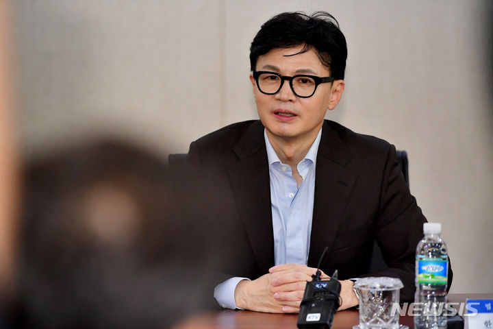 [영암=뉴시스] 이영주 기자 = 한동훈 법무부장관이 10일 오후 전남 영암군 현대삼호중공업 사옥에서 간담회를 갖고 있다. 2023.07.10.leeyj2578@newsis.com