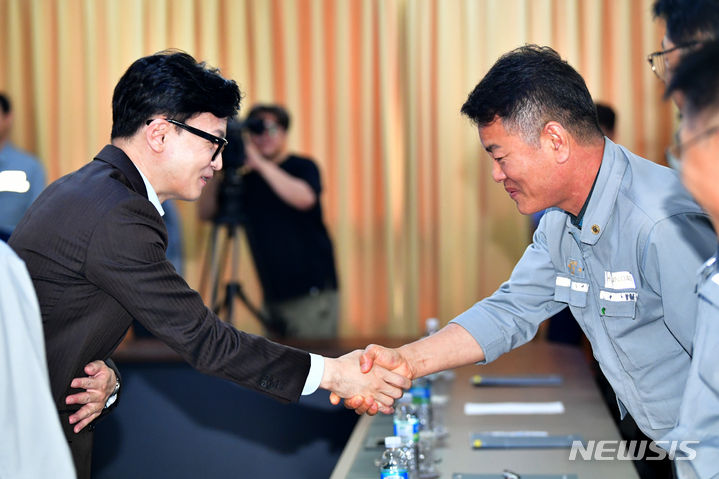 [영암=뉴시스] 이영주 기자 = 한동훈 법무부장관이 10일 오후 전남 영암군 현대삼호중공업 사옥에서 협력사 대표들과 악수하고 있다. 2023.07.10.leeyj2578@newsis.com