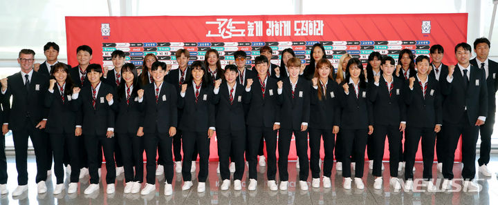[인천공항=뉴시스] 김진아 기자 = 한국 여자축구대표팀 콜린 벨 감독과 선수들이 2023 국제축구연맹(FIFA) 호주·뉴질랜드 여자월드컵에 출전하기 위해 10일 인천국제공항을 통해 출국하기 앞서 기념촬영을 하고 있다. 2023.07.10. bluesoda@newsis.com