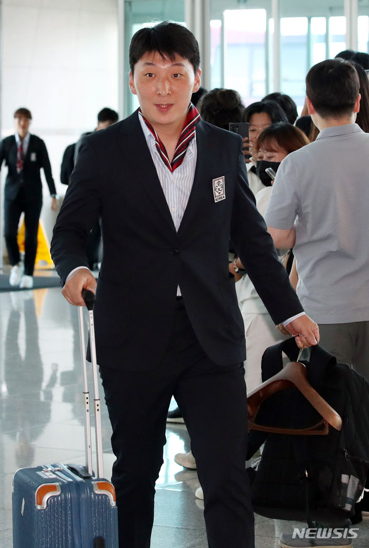 [인천공항=뉴시스] 김진아 기자 = 한국 여자축구대표팀 박은선과 선수들이 2023 국제축구연맹(FIFA) 호주·뉴질랜드 여자월드컵에 출전하기 위해 10일 인천국제공항을 통해 출국하고 있다. 2023.07.10. bluesoda@newsis.com