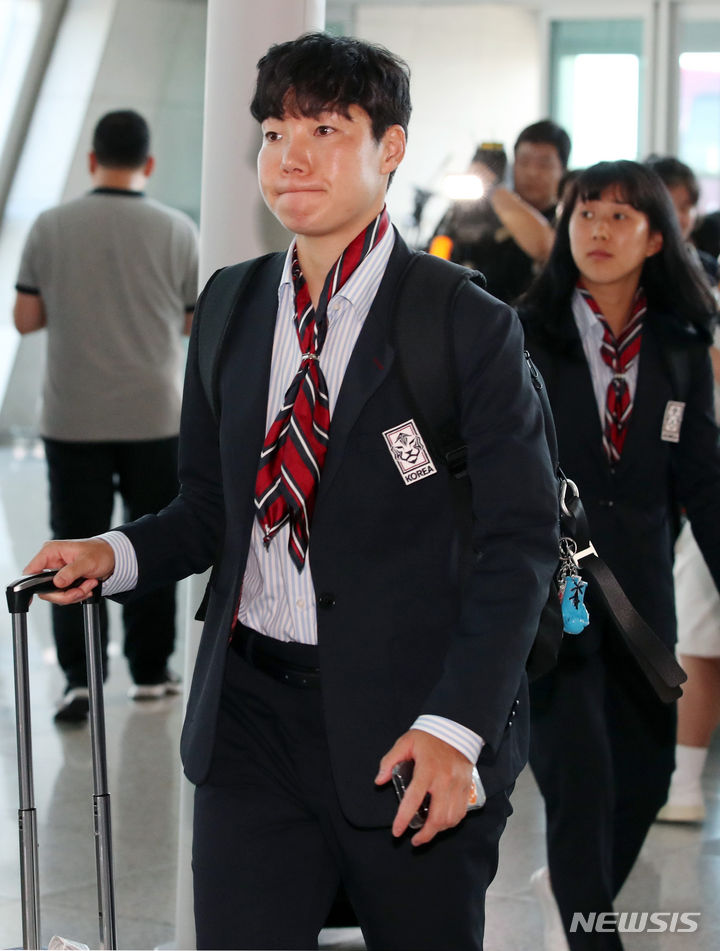 [인천공항=뉴시스] 김진아 기자 = 한국 여자축구대표팀 이금민과 선수들이 2023 국제축구연맹(FIFA) 호주·뉴질랜드 여자월드컵에 출전하기 위해 10일 인천국제공항을 통해 출국하고 있다. 2023.07.10. bluesoda@newsis.com