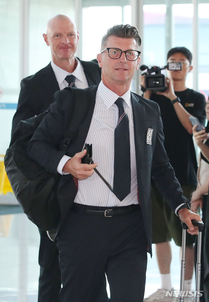 [인천공항=뉴시스] 김진아 기자 = 한국 여자축구대표팀 콜린 벨 감독과 선수들이 2023 국제축구연맹(FIFA) 호주·뉴질랜드 여자월드컵에 출전하기 위해 10일 인천국제공항을 통해 출국하고 있다. 2023.07.10. bluesoda@newsis.com