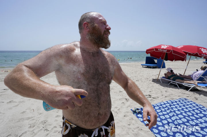 [할리우드비치=AP/뉴시스] 지난 2023년 7월 10일(현지시각) 미 플로리다주 할리우드 비치에서 한 휴가객이 몸에 자외선 차단제를 뿌리고 있다. 해당 사진은 기사와 직접 관련이 없습니다. 2023.07.11