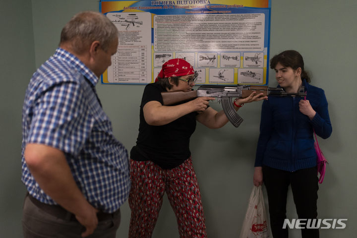 [키이우=AP/뉴시스] 11일(현지시각) 우크라이나 키이우에서 열린 민간인 대상 총기 훈련 참가자들이 AK-47 모의 소총을 들고 겨누는 방법을 배우고 있다. 2023.07.12.