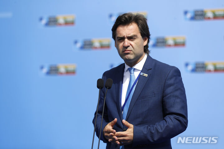 [빌뉴스=AP/뉴시스] 니쿠 포페스쿠 몰도바 외무·유럽통합부 장관 겸 부총리가 "몰도바 상황을 불안정하게 만드는 행동을 하는 개인을 줄이겠다"며 몰도바의 수도 키시너우에 있는 러시아 사절 수를 줄이기로 발표했다고 미국 정치전문매체 폴리티코가 26일(현지시간) 보도했다. 사진은 포페스쿠 장관이 지난 11일 리투아니아 수도 빌뉴스에서 열린 북대서양조약기구(NATO·나토) 정상회의에서 나토 동반자 국가가 입장하는 동안 언론과 대화하는 모습. 2023.07.27.