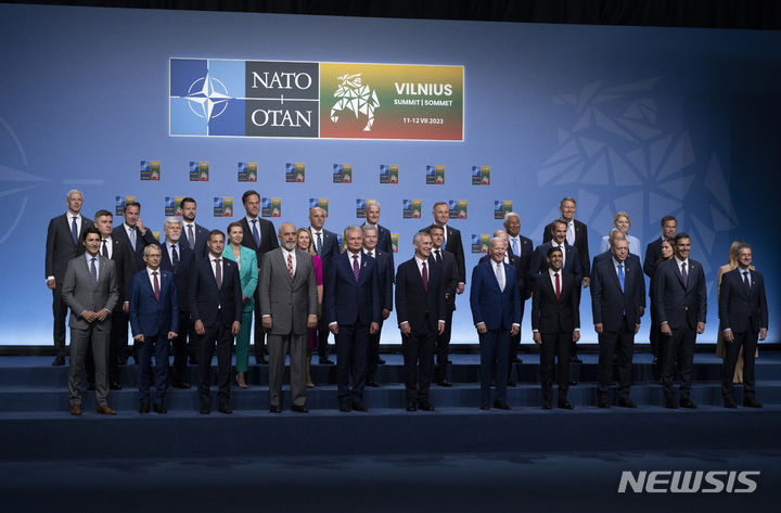 [빌뉴스=AP/뉴시스] 2025년 북대서양조약기구(NATO·나토) 정상회의는 네덜란드에서 열릴 것이라고 나토가 11일(현지시간) 성명에서 밝혔다. 사진은 리투아니아 빌뉴스에서 개막한 나토 정상회의에 참석한 각국 정상들이 기념촬영하는 모습. 2023.07.12.