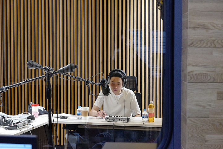 뮤지엄 산_도슨트 녹음중인 정경호 *재판매 및 DB 금지