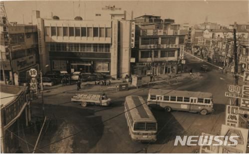 [서울=뉴시스]서울역사박물관이 강동구 천호동의 과거와 현재를 시간의 흐름에 따라 살펴본 '천호동, 동남부 교통의 관문' 보고서를 발간했다고 11일 밝혔다. 사진은 1970년대 천호 구사거리 모습. (사진=서울시 제공). 2023.07.11. photo@newsis.com