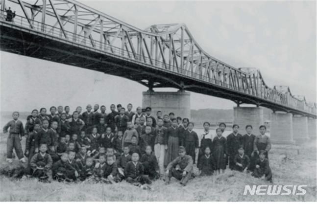 [서울=뉴시스]1937년 광진교 아래 소풍 나온 학생들. (사진=서울시 제공). 2023.07.11. photo@newsis.com