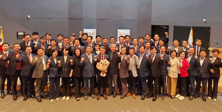 [수원=뉴시스] 이병희 기자 = 경기도의회 국민의힘이 11일 오전 의원총회에서 김정호 의원을 새 대표의원으로 선출한 뒤 기념사진을 찍고 있다. 2023.07.11. iambh@newsis.com *재판매 및 DB 금지