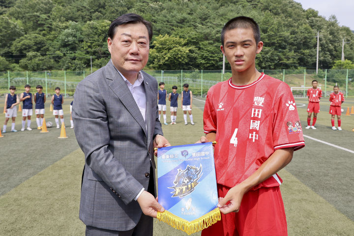 [합천=뉴시스] 합천군청 대만 펑텐중 축구팀 합천 방문, 가회중 축구팀과 친선경기 가져 *재판매 및 DB 금지 *재판매 및 DB 금지