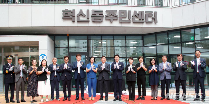 [전주=뉴시스]윤난슬 기자 = 전주시는 11일 혁신동주민센터 신청사에서 우범기 전주시장과 이기동 전주시의장, 지역 정치권, 혁신도시 공공기관장, 유관 기관·단체 대표, 지역주민 등 200여 명이 참석한 가운데 '혁신동주민센터 여는 날(개청식)' 행사를 했다.2023.07.11.(사진=전주시 제공)