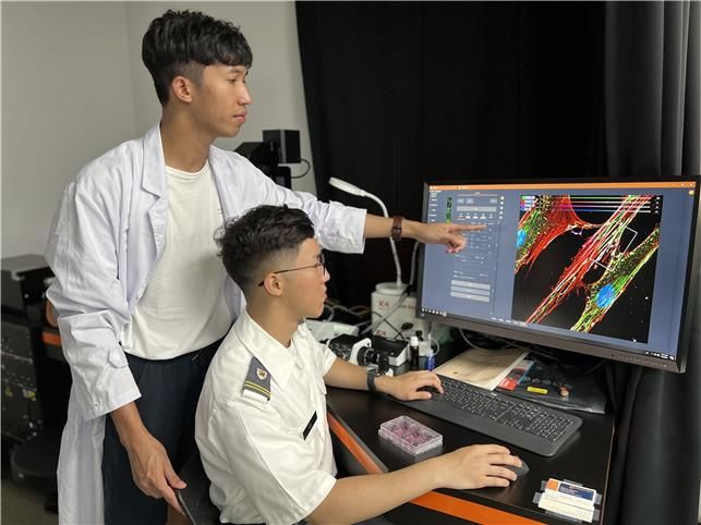 서강대에서 파견돼 연구하고 있는 그랜트 리 (Grant Lee) 생도와 지도하는 Ivan Brilian 화학과&nbsp; 박사과정 학생. (사진제공=서강대) *재판매 및 DB 금지