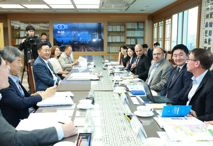 [전주=뉴시스] 11일 전북도청 회의실에서 김관영 도지사는 미국·이스라엘 기업인 조 루벡(Joe Lubeck) 아메리칸 랜드마크 아파트먼트 CEO과 아미르 야니브(Amir Yaniv) 엘렉트라 부동산 개발 CEO, 이원재 요즈마그룹 아시아대표 등을 만나 전북 금융도시 조성 계획을 비롯해 새만금의 투자환경·스타트업 육성 등 전북의 중점 사업을 소개하고 있다. 2023.07.11 (사진= 전라북도청 제공) *재판매 및 DB 금지