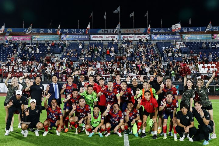 부산전 경기를 마친 후 기념사진 찍는 선수들 (사진=김천상무 제공) *재판매 및 DB 금지