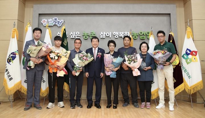 [증평=뉴시스] 강신욱 기자 = 11일 충북 증평군 농업기술센터 농업인문화관에서 열린 증평군농업인단체 합동수련대회에서 표창패를 받은 유공자들. (사진=증평군 제공) 2023.07.11. photo@newsis.com *재판매 및 DB 금지