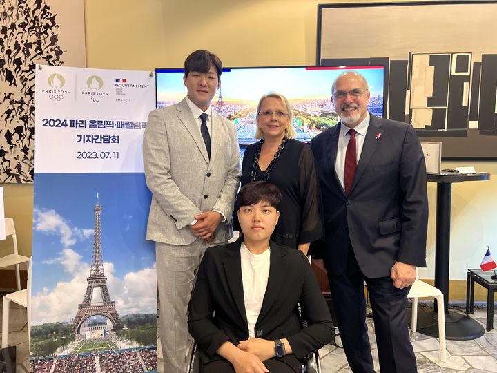 프랑스관광청은 11일 서울 서대문구 프랑스대사관저에서 기자간담회를 갖고 성공적 파리 2024 개최를 위한 프랑스 관광청의 활동 계획을 공개했다. (왼쪽부터) 태권도 인교돈 선수, 장애인탁구 윤지유 선수, 코린풀키에 프랑스 관광청 지사장, 필립 르포르 주한 프랑스 대사. (사진=프랑스관광청 제공) photo@newsis.com *재판매 및 DB 금지