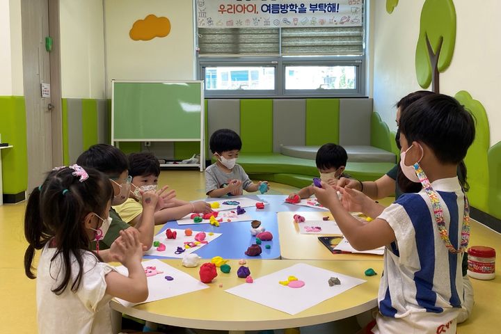 [대구=뉴시스] 대구시 달서구는 여름방학을 맞아 마음 놓고 편하게 자녀를 맡길 수 있도록 달서가족문화센터에서 유아놀이방 놀이강좌를 운영한다. (사진 = 대구시 달서구 제공) 2023.07.11. photo@newsis.com  *재판매 및 DB 금지