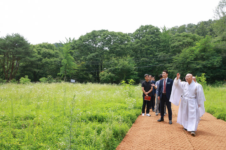 [서울=뉴시스] 대한불교조계종 스님들이 10일도봉구 영국사지 발굴 현장 방문 (사진=대한불교조계종 제공) 2023.07.11. photo@newsis.com *재판매 및 DB 금지