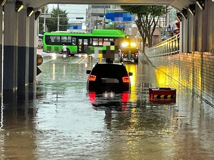 [상주=뉴시스] 11일 오후 1시47분께 경북 상주시 복룡동의 한 지하차도에 물이 차올랐다. (사진=경북소방본부 제공) 2023.07.11. photo@newsis.com *재판매 및 DB 금지