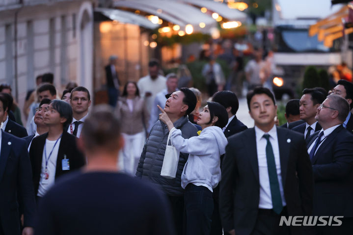 [빌뉴스(리투아니아)=뉴시스] 홍효식 기자 = 북대서양조약기구(NATO·나토) 정상회의 참석을 위해 리투아니아를 방문한 윤석열 대통령과 부인 김건희 여사가 10일(현지시간) 빌뉴스 구시가지를 산책하고 있다. (공동취재) 2023.07.11. yesphoto@newsis.com