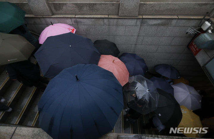 [서울=뉴시스] 황준선 기자 = 지난 11일 오전 서울 중구 서울시청 인근에서 우산을 쓴 시민들이 발걸음을 재촉하고 있다. 2023.07.11. hwang@newsis.com