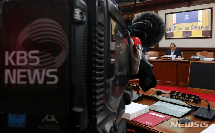 [서울=뉴시스] 배훈식 기자 = KBS 수신료 분리징수 등을 결정하는 국무회의가 열린 11일 오전 서울 종로구 서울정부청사에서 김효재 방송통신위원회 부위원장이 국무회의에 참서해 자료를 살피고 있다. 2023.07.11. dahora83@newsis.com