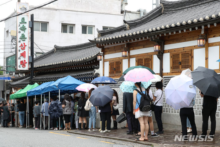 [서울=뉴시스] 황준선 기자 = 초복인 11일 오후 서울 시내 한 삼계탕 전문점을 찾은 시민들이 입장을 기다리고 있다. 2023.07.11. hwang@newsis.com