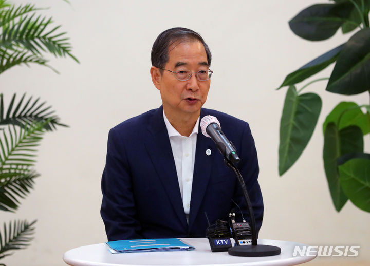 한덕수 총리 출입기자단 백브리핑 [서울=뉴시스] 배훈식 기자 = 한덕수 국무총리가 11일 오후 서울 종로구 서울정부청사에서 출입기자단 백브리핑을 하고 있다. 2023.07.11. dahora83@newsis.com