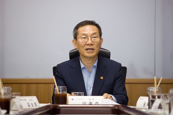 [서울=뉴시스] 이종호 과학기술정보통신부 장관이 11일 오후 서울 양천구 KT 클라우드 목동IDC 2센터에서 열린 '제3차 디지털 탄소중립협의회' 에 참석해 발언하고 있다. (사진=과학기술정보통신부 제공) 2023.07.11. photo@newsis.com *재판매 및 DB 금지