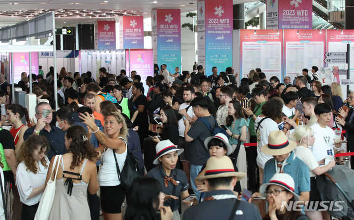 [서귀포=뉴시스] 우장호 기자 = 11일 오후 제주 서귀포시 제주국제컨벤션센터에서 제19회 세계농아인대회 참석자들이 등록을 하고 있다. 2023.07.11. woo1223@newsis.com