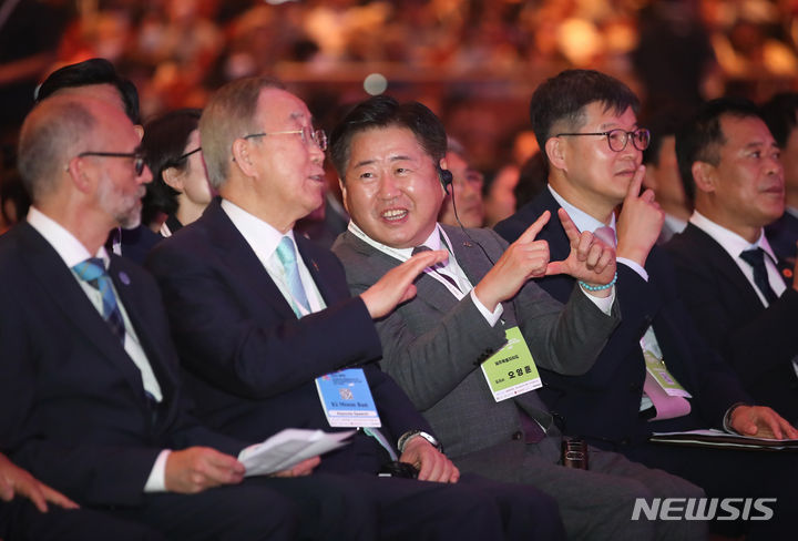 [서귀포=뉴시스] 우장호 기자 = 오영훈 제주지사가 11일 오후 제주 서귀포시 제주국제컨벤션센터에서 열린 제19회 세계농아인대회 개회식에 참석해 반기문 전 UN 총장과 대화를 나누고 있다. 2023.07.11. woo1223@newsis.com