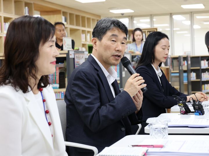 [서울=뉴시스] 이주호 부총리 겸 교육부 장관이 11일 오후 학교복합시설인 경기 시흥 배곧너나들이를 방문해 관계자들과 간담회를 하고 있다. (사진=교육부 제공) 2023.07.11. photo@newsis.com *재판매 및 DB 금지