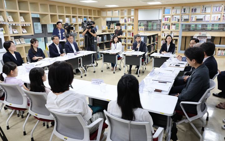 [서울=뉴시스] 이주호 부총리 겸 교육부 장관이 11일 오후 학교복합시설인 경기 시흥 배곧너나들이를 방문해 관계자들과 간담회를 하고 있다. (사진=교육부 제공) 2023.07.11. photo@newsis.com *재판매 및 DB 금지