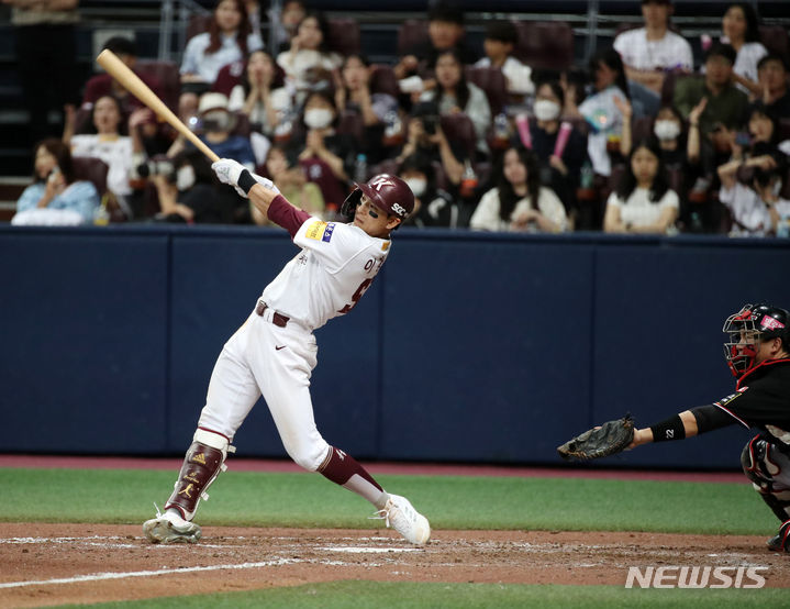 [서울=뉴시스] 조성우 기자 = 11일 오후 서울 구로구 고척스카이돔에서 열린 2023 KBO 리그 KT 위즈와 키움 히어로즈의 경기, 키움 8회말 공격 2사 주자 1루서 이정후가 안타를 치고 있다. 2023.07.11. xconfind@newsis.com