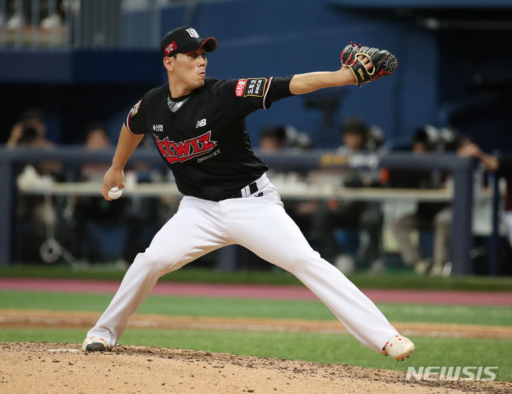 [서울=뉴시스] 조성우 기자 = 11일 오후 서울 구로구 고척스카이돔에서 열린 2023 KBO 리그 KT 위즈와 키움 히어로즈의 경기, kt 투수 김재윤이 키움 9회말 공격 때 마운드에 올라 역투하고 있다. 2023.07.11. xconfind@newsis.com