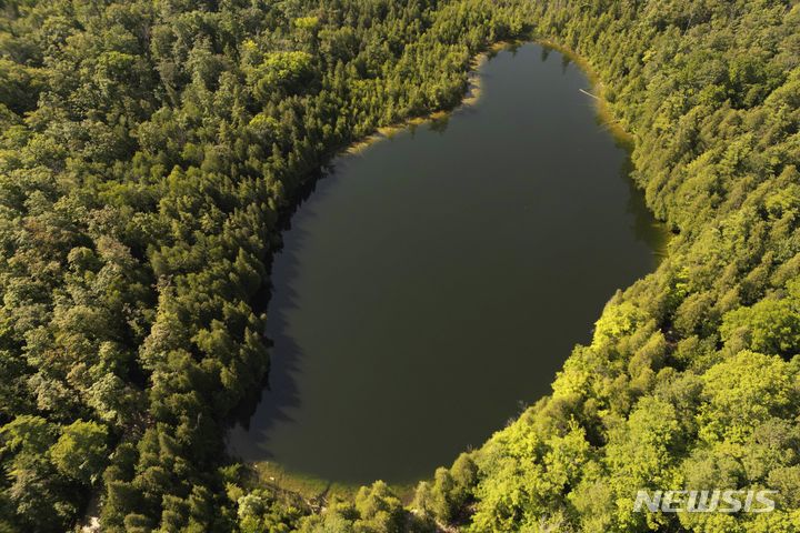 [밀튼=AP/뉴시스]캐나다 온타리오주의 인적이 드문 숲 속 크로포드호수의 바닥 진흙층이 지구에 새로운 시대인 인류세가 도래했는 지를 평가하는 기준으로 선정됐다. 그러나 국제지질학연합은 20일(현지시각) 인류세 도입을 뒷받침할 지질학적 증거가 없다며 지구 역사에 인류세를 도입하지 않기로 최종 결정했다. 2024.3.21.