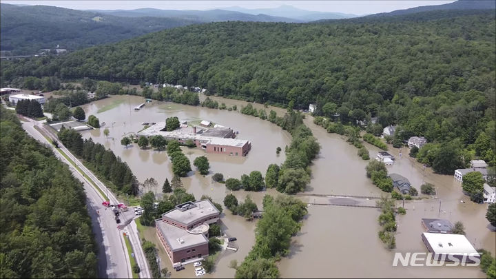 [몽펠리에=AP/뉴시스] 11일(현지시각) 집중호우 여파로 미 버몬트주 몽펠리에 건물 등이 침수돼 있다. 2023.07.12.