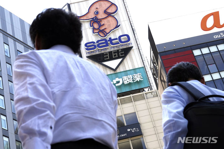 [도쿄=AP/뉴시스]일본 정부가 고급 인재를 유치할 목적으로 외국인 사업가가 일본에서 창업을 하기 쉽도록 재류(체류)자격 취득에 필요한 자본금 요건을 완화할 방침이다. 사진은 2023년 7월  도쿄 시내 모습. 2024.03.28.