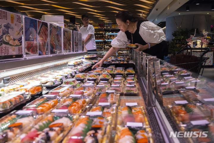 [홍콩=AP/뉴시스] 지난 2023년 7월 12일 홍콩에서 고객들이 일본산 수입 해산물을 둘러보고 있다. 2025.11.19.