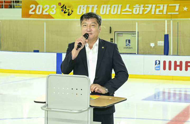 8일 경기 수원시 광교복합체육센터에서 열린 '2023 한돈배 여자 아이스하키리그 - 더 드림 리그' 개막식에서 축사하는 한돈자조금 손세희 위원장 *재판매 및 DB 금지