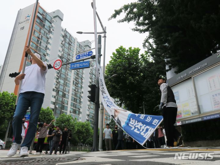 [인천=뉴시스] 김동영 기자 = 인천 연수구 관계자들이 12일 오전 인천 연수구 소금밭 사거리에서 정당현수막을 강제 철거하고 있다. 전국 지자체들이 정당현수막 난립 문제를 해결하기 위해 정치권에 협조를 요청하고 있는 가운데 직접 조례를 개정해 정당현수막을 강제로 제한하는 것은 인천시가 최초다. 2023.7.12. dy0121@newsis.com