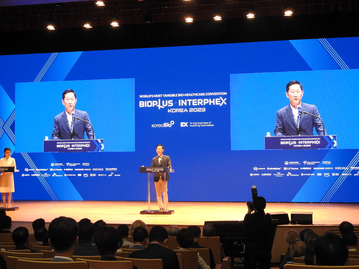 [서울=뉴시스] 황재희 기자=한국바이오협회 고한승 회장이 12일 서울 코엑스에서 개막한 ‘바이오플러스-인터펙스 코리아 2023’ 에서 인사말을 하고 있다. photo@newsis.com *재판매 및 DB 금지